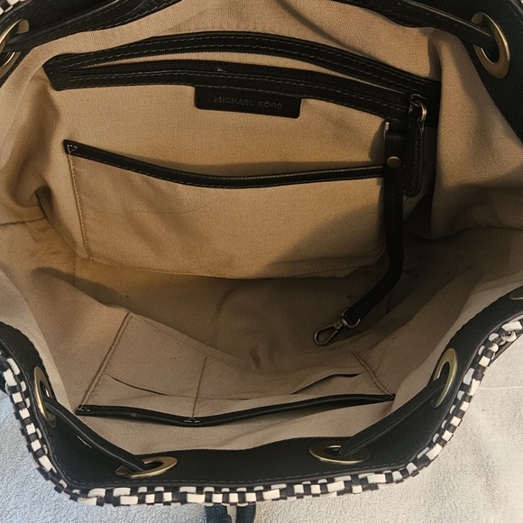 MICHAEL KORS Junie Chevron Navy & White Backpack Leather Medium Beautiful EUC - Picture 7 of 9